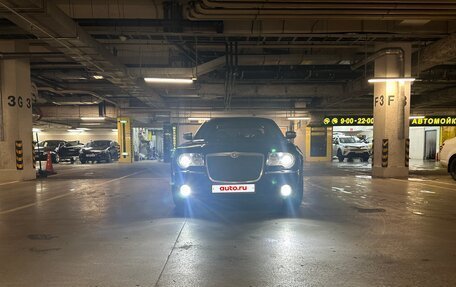 Chrysler 300C II, 2005 год, 1 300 000 рублей, 2 фотография