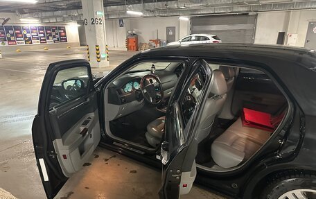 Chrysler 300C II, 2005 год, 1 300 000 рублей, 23 фотография