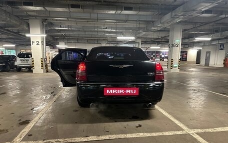 Chrysler 300C II, 2005 год, 1 300 000 рублей, 24 фотография