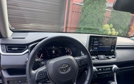 Toyota RAV4, 2021 год, 3 900 000 рублей, 2 фотография