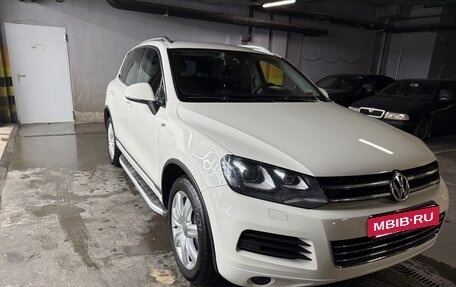Volkswagen Touareg III, 2011 год, 1 850 000 рублей, 2 фотография