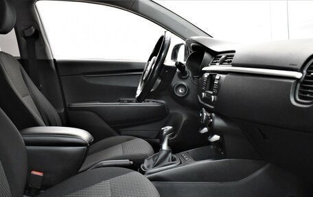 KIA Rio IV, 2018 год, 1 370 000 рублей, 10 фотография