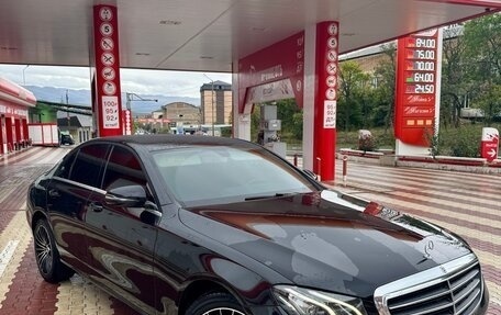 Mercedes-Benz E-Класс, 2019 год, 2 500 000 рублей, 3 фотография