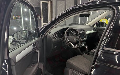 Volkswagen Tiguan II, 2021 год, 2 700 000 рублей, 2 фотография