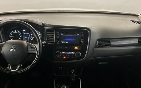 Mitsubishi Outlander III рестайлинг 3, 2017 год, 1 590 000 рублей, 5 фотография