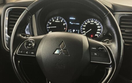 Mitsubishi Outlander III рестайлинг 3, 2017 год, 1 590 000 рублей, 9 фотография