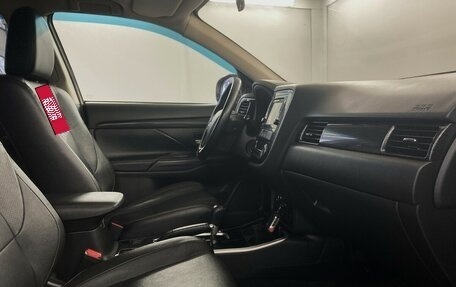 Mitsubishi Outlander III рестайлинг 3, 2017 год, 1 590 000 рублей, 13 фотография