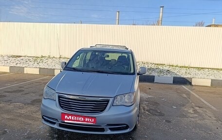 Chrysler Town & Country V рестайлинг, 2012 год, 1 500 000 рублей, 8 фотография