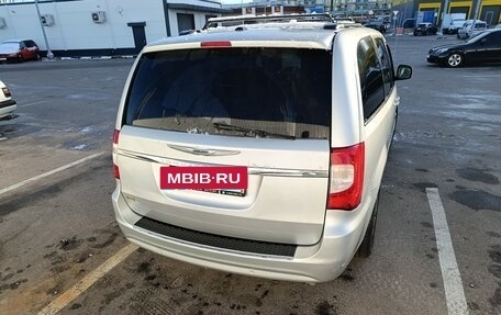 Chrysler Town & Country V рестайлинг, 2012 год, 1 500 000 рублей, 3 фотография