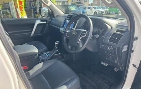 Toyota Land Cruiser Prado 150 рестайлинг 2, 2022 год, 6 000 000 рублей, 11 фотография