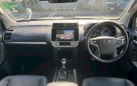 Toyota Land Cruiser Prado 150 рестайлинг 2, 2022 год, 6 000 000 рублей, 10 фотография