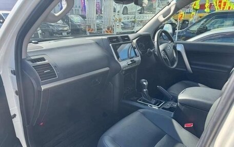 Toyota Land Cruiser Prado 150 рестайлинг 2, 2022 год, 6 000 000 рублей, 12 фотография