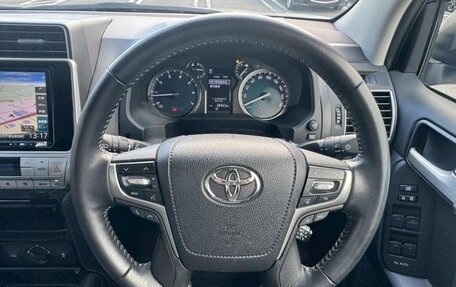 Toyota Land Cruiser Prado 150 рестайлинг 2, 2022 год, 6 000 000 рублей, 13 фотография