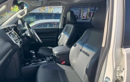 Toyota Land Cruiser Prado 150 рестайлинг 2, 2022 год, 6 000 000 рублей, 24 фотография