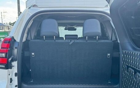 Toyota Land Cruiser Prado 150 рестайлинг 2, 2022 год, 6 000 000 рублей, 28 фотография