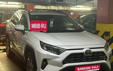 Toyota RAV4, 2019 год, 2 960 000 рублей, 2 фотография