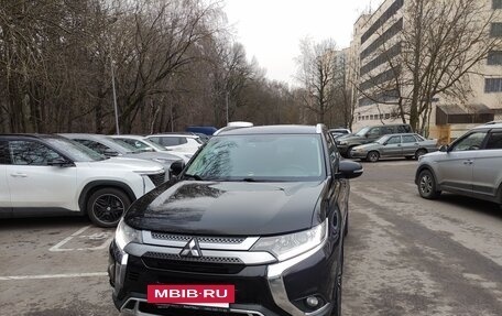 Mitsubishi Outlander III рестайлинг 3, 2018 год, 2 200 000 рублей, 4 фотография