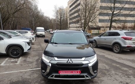 Mitsubishi Outlander III рестайлинг 3, 2018 год, 2 200 000 рублей, 3 фотография