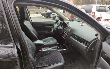 Mitsubishi Outlander III рестайлинг 3, 2018 год, 2 200 000 рублей, 15 фотография