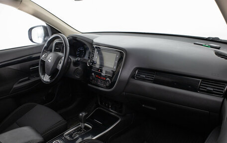 Mitsubishi Outlander III рестайлинг 3, 2019 год, 1 849 000 рублей, 16 фотография