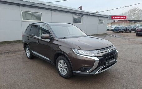 Mitsubishi Outlander III рестайлинг 3, 2021 год, 2 644 000 рублей, 3 фотография