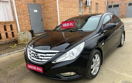 Hyundai Sonata VI, 2011 год, 750 000 рублей, 1 фотография