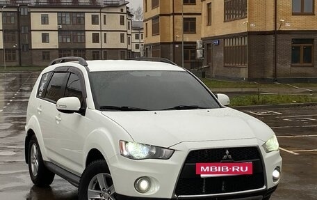 Mitsubishi Outlander III рестайлинг 3, 2011 год, 1 420 000 рублей, 2 фотография