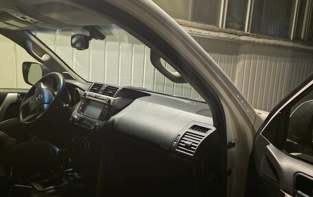 Toyota Land Cruiser Prado 150 рестайлинг 2, 2017 год, 4 700 000 рублей, 16 фотография