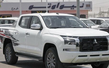 Mitsubishi L200, 2024 год, 5 200 000 рублей, 4 фотография