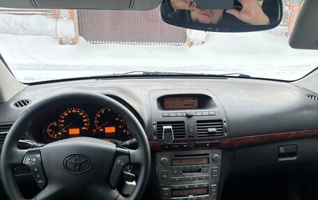 Toyota Avensis III рестайлинг, 2004 год, 700 000 рублей, 17 фотография