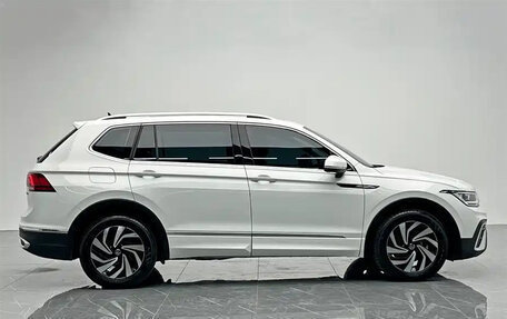 Volkswagen Tiguan II, 2022 год, 2 200 855 рублей, 8 фотография