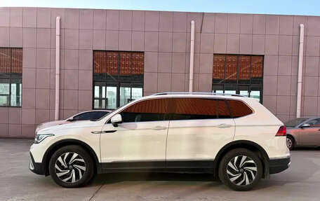 Volkswagen Tiguan II, 2022 год, 1 940 855 рублей, 3 фотография