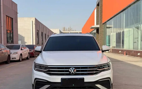 Volkswagen Tiguan II, 2022 год, 1 940 855 рублей, 2 фотография