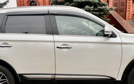 Mitsubishi Outlander III рестайлинг 3, 2017 год, 2 700 000 рублей, 4 фотография