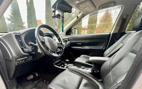 Mitsubishi Outlander III рестайлинг 3, 2017 год, 2 700 000 рублей, 9 фотография