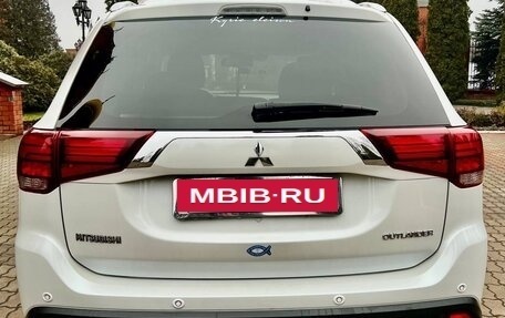 Mitsubishi Outlander III рестайлинг 3, 2017 год, 2 700 000 рублей, 5 фотография