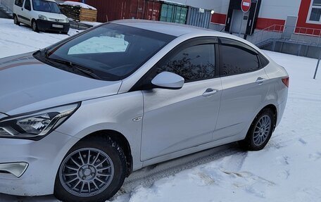 Hyundai Solaris II рестайлинг, 2015 год, 900 000 рублей, 1 фотография