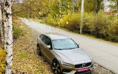 Volvo V60 Cross Country II, 2021 год, 3 500 000 рублей, 1 фотография