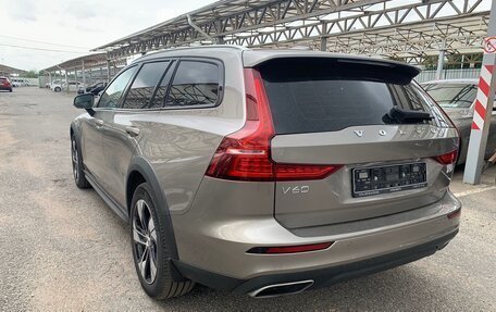 Volvo V60 Cross Country II, 2021 год, 3 500 000 рублей, 5 фотография
