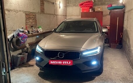 Volvo V60 Cross Country II, 2021 год, 3 500 000 рублей, 2 фотография