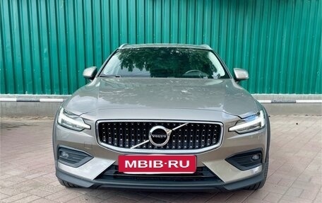Volvo V60 Cross Country II, 2021 год, 3 500 000 рублей, 16 фотография