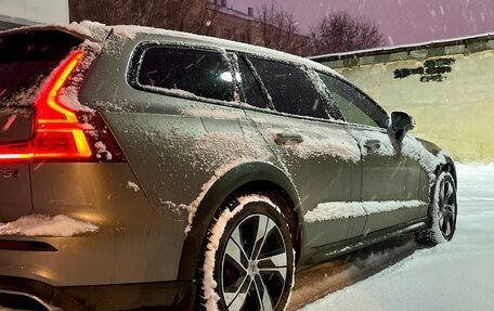 Volvo V60 Cross Country II, 2021 год, 3 500 000 рублей, 29 фотография