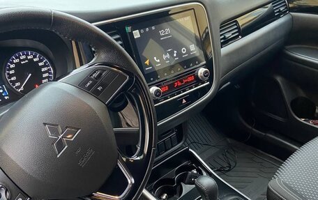 Mitsubishi Outlander III рестайлинг 3, 2021 год, 3 490 000 рублей, 6 фотография