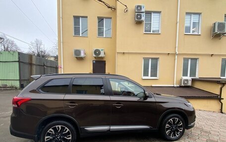 Mitsubishi Outlander III рестайлинг 3, 2021 год, 3 490 000 рублей, 3 фотография