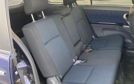 Toyota ISis I, 2013 год, 1 800 000 рублей, 4 фотография