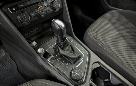 Volkswagen Tiguan II, 2020 год, 2 385 000 рублей, 19 фотография