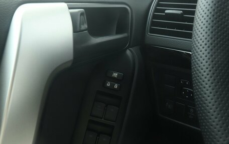 Toyota Land Cruiser Prado 150 рестайлинг 2, 2022 год, 9 900 000 рублей, 11 фотография