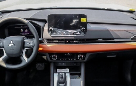 Mitsubishi Outlander, 2025 год, 5 600 000 рублей, 10 фотография