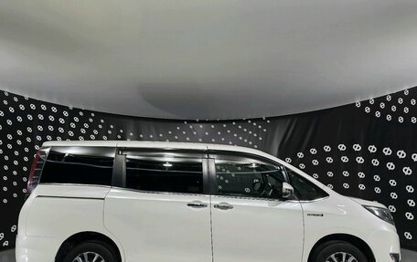 Toyota Esquire I, 2017 год, 2 170 000 рублей, 4 фотография