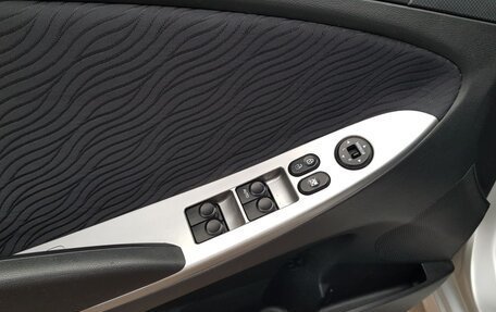 Hyundai Solaris II рестайлинг, 2010 год, 700 000 рублей, 15 фотография